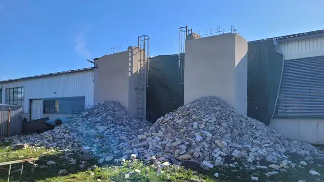 Mytí oken a slunolamů na střední škole v Brně