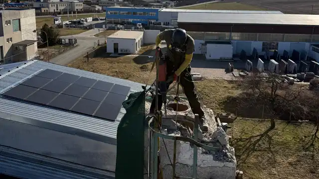 Mytí oken a slunolamů na střední škole v Brně