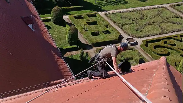 Mytí oken na budově v Brně