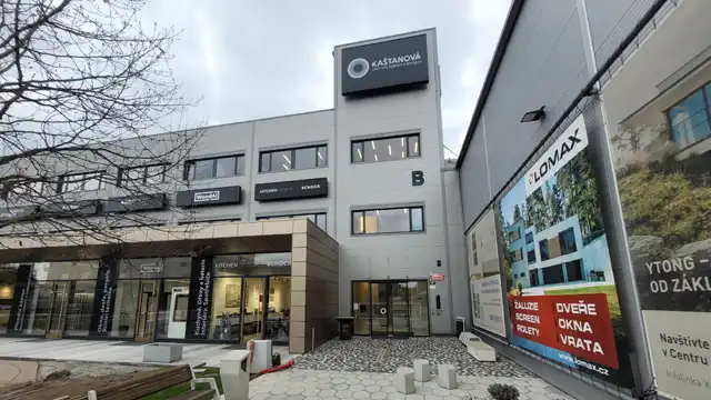 Výškový pracovník čistí výtahovou šachtu pomocí vysavače