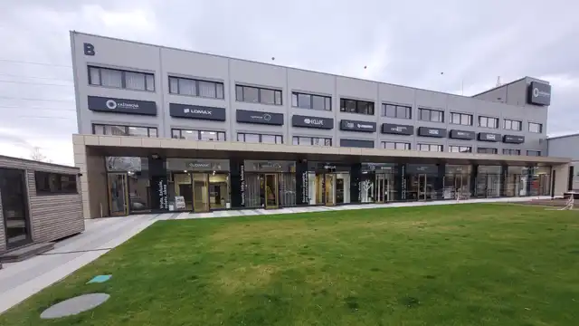 Výškový pracovník čistí výtahovou šachtu pomocí vysavače